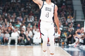 库里回归赛场，出色防守首场状态亮眼，法国队观众沸腾！的简单介绍