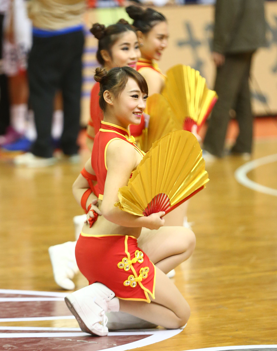 关于穆古鲁扎回归赛场，赛事规则更新首场状态亮眼，美国队观众沸腾！的信息